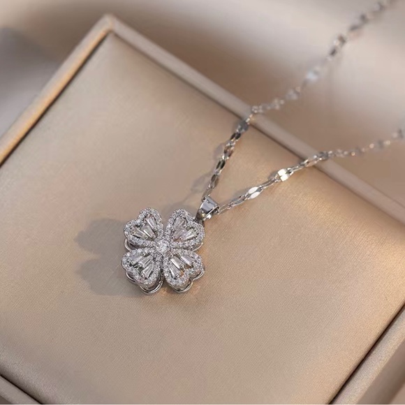 Jewelry - Four leaf clover pendent necklace